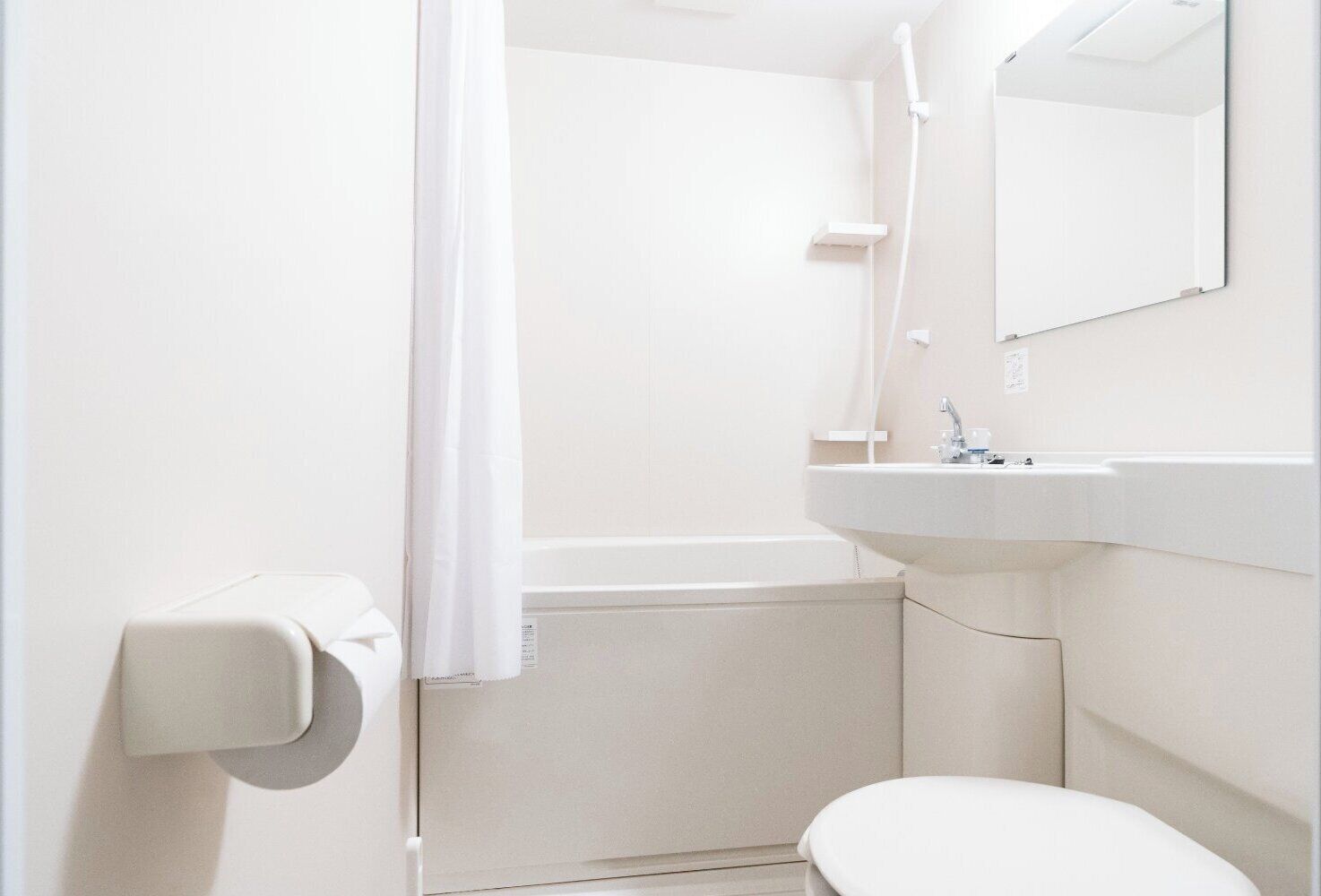 Un bagno con servizi igienici, lavandino e doccia.