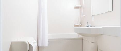 Un bagno con servizi igienici, lavandino e doccia.