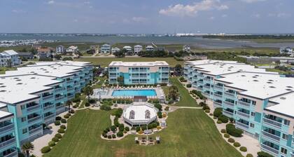 2 bedroom 2 bath over looking the pool , facing the ocean!!!