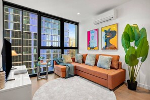 TV - Stylish 2BR CBD Retreat Pool Sauna Gym (Melbourne)
