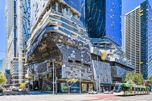 Exterior - 2BR Luxury Black Accented CBD Retreat | Pool + Gym (Melbourne)