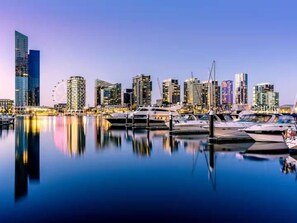 Marina - 2BR Luxury Black Accented CBD Retreat | Pool + Gym (Melbourne)