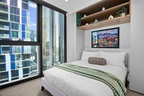 Iron/ironing board, WiFi, bed sheets - Prime 2BR CBD | Walk Everywhere | Pool + Gym (Melbourne)