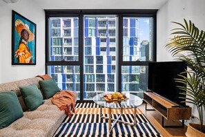 TV - Prime 2BR CBD | Walk Everywhere | Pool + Gym (Melbourne)