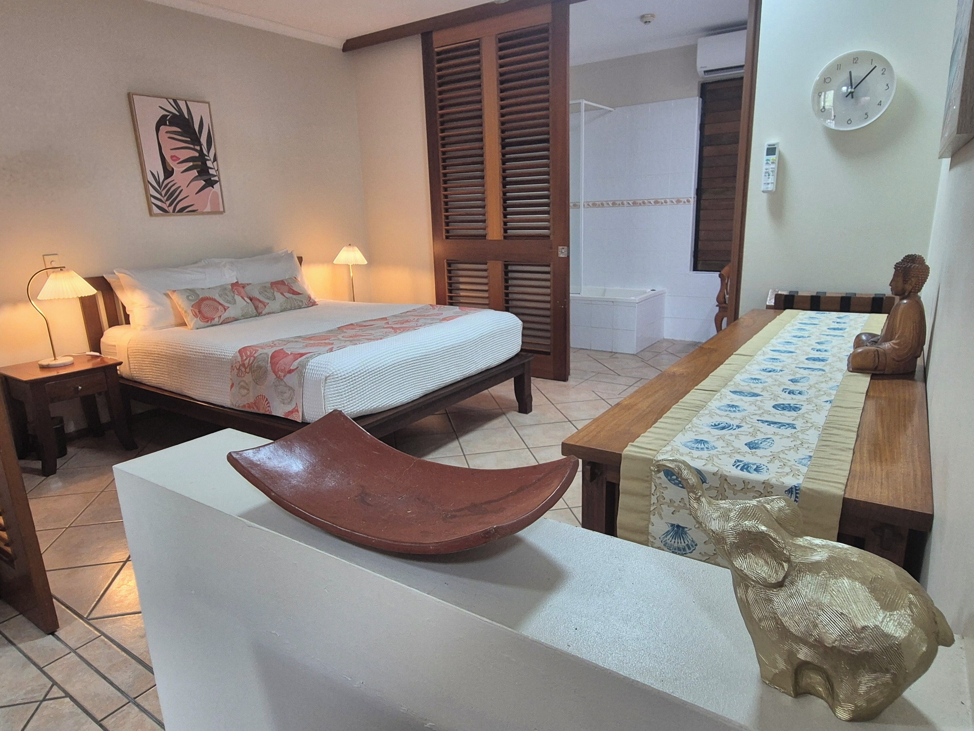 1 dormitorio, tabla de planchar con plancha, wifi y ropa de cama