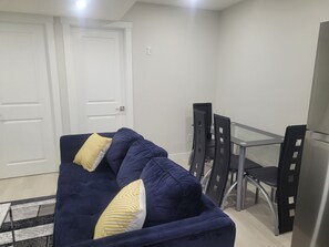 Living area - Elegant 2 Bedroom Suite - High-End Comfort! (Calgary)