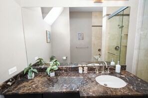 Shower, hair dryer, towels, soap - Huge 5BR Heart of Fulton Market, Duplex of dreams (Chicago)