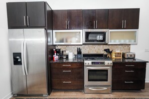 Private kitchen - Huge 5BR Heart of Fulton Market, Duplex of dreams (Chicago)