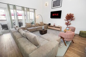 Living area - Huge 5BR Heart of Fulton Market, Duplex of dreams (Chicago)