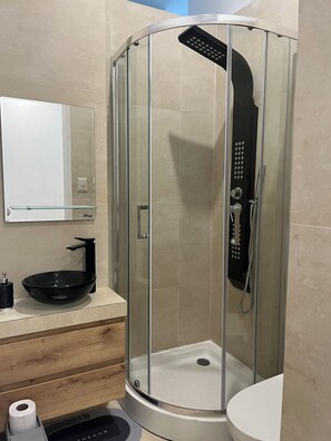 Jetted bath, hair dryer, towels, soap - ✨Central Luxury Apartment with Jacuzzi and Balcony near Parque de las Aguas (La Victoria)