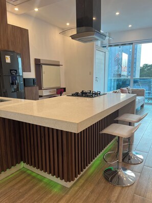 Private kitchen - ✨Central Luxury Apartment with Jacuzzi and Balcony near Parque de las Aguas (La Victoria)