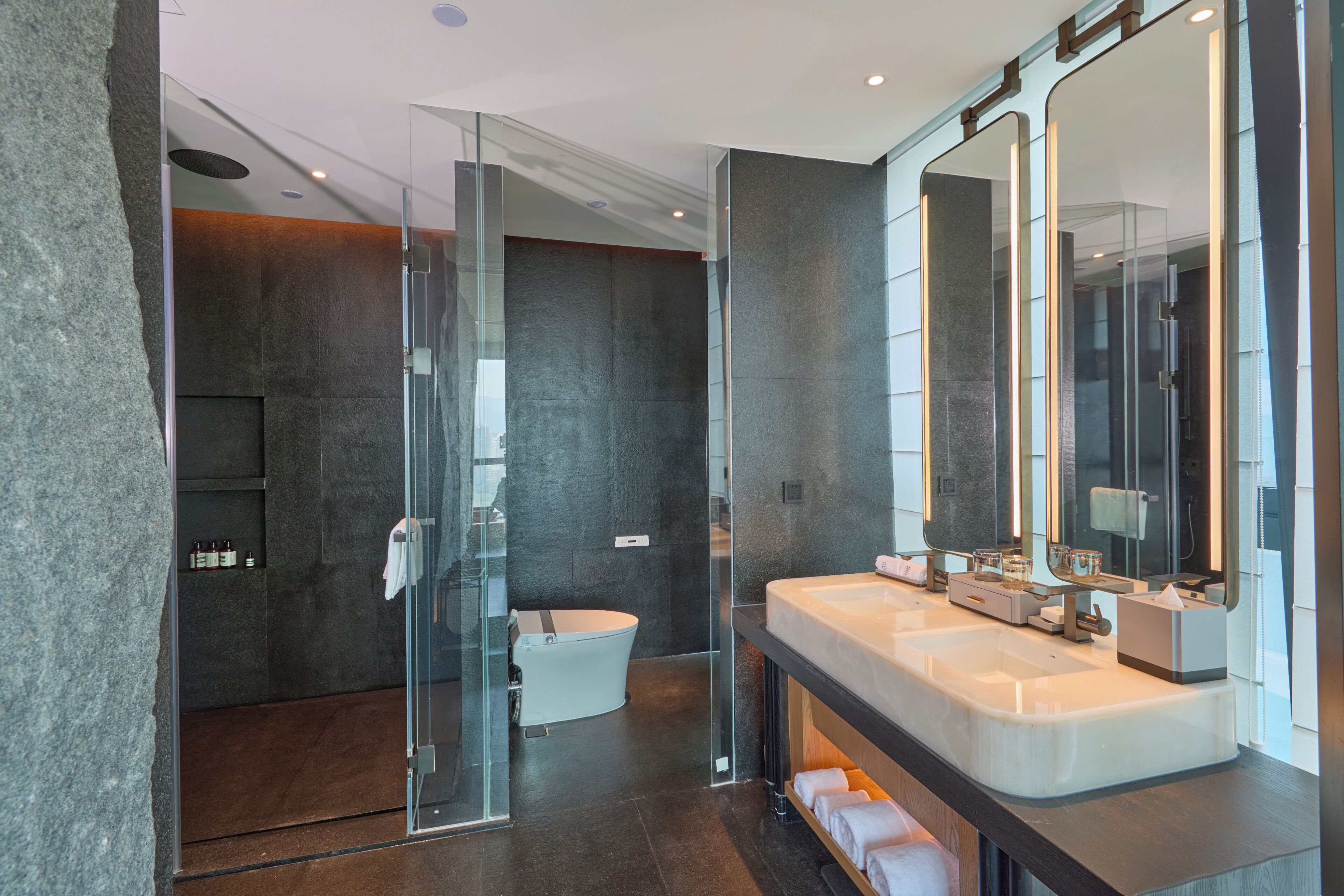 Family Studio Suite | Bathroom | Separate tub and shower, hair dryer, slippers, towels