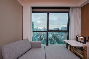 Basic-Doppelzimmer, Stadtblick | Wohnbereich