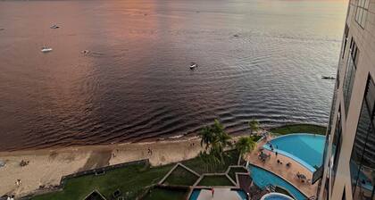 Flat River View - With a balcony and spectacular views of the Rio Negro.