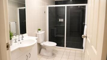 Articles de toilette gratuits, sĂšche-cheveux, serviettes fournies, savon