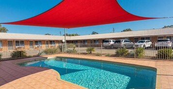 Una piscina al aire libre
