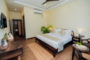 Habitación de lujo, vistas al jardín | Escritorio
