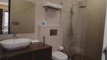 Deluxe Room, Garden View | Bathroom