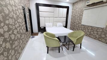 Royal Room | Desk