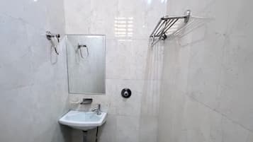 Standard Room | Bathroom | Shower, free toiletries, towels, toilet paper
