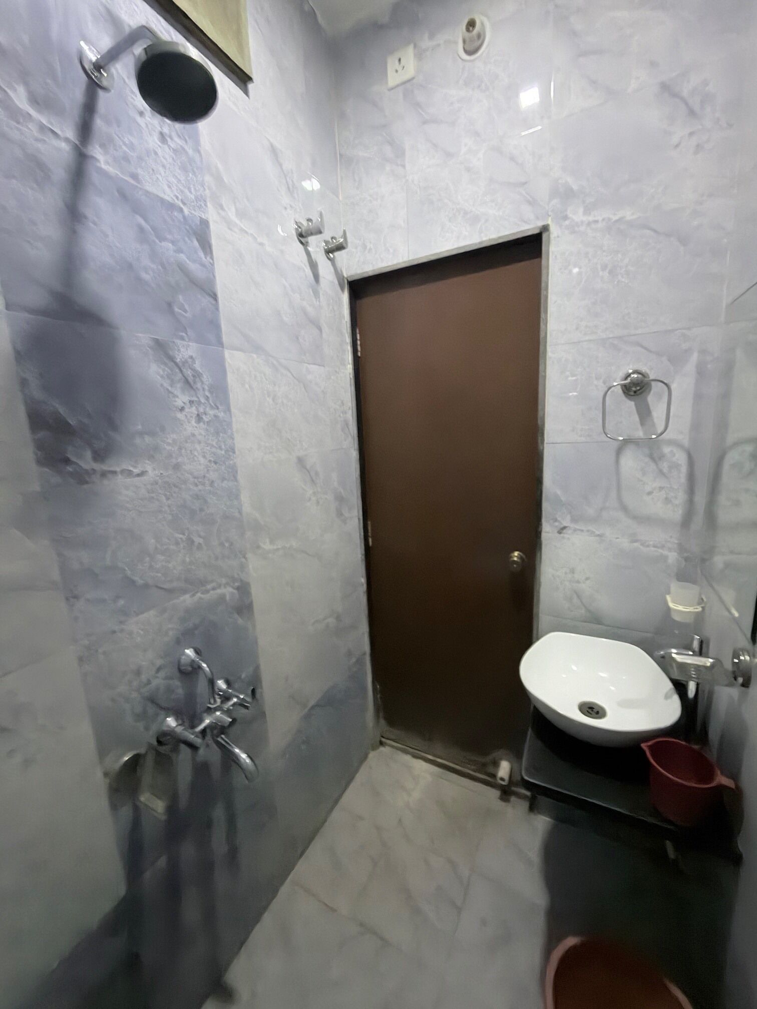 Un baño con ducha, lavamanos e inodoro.
