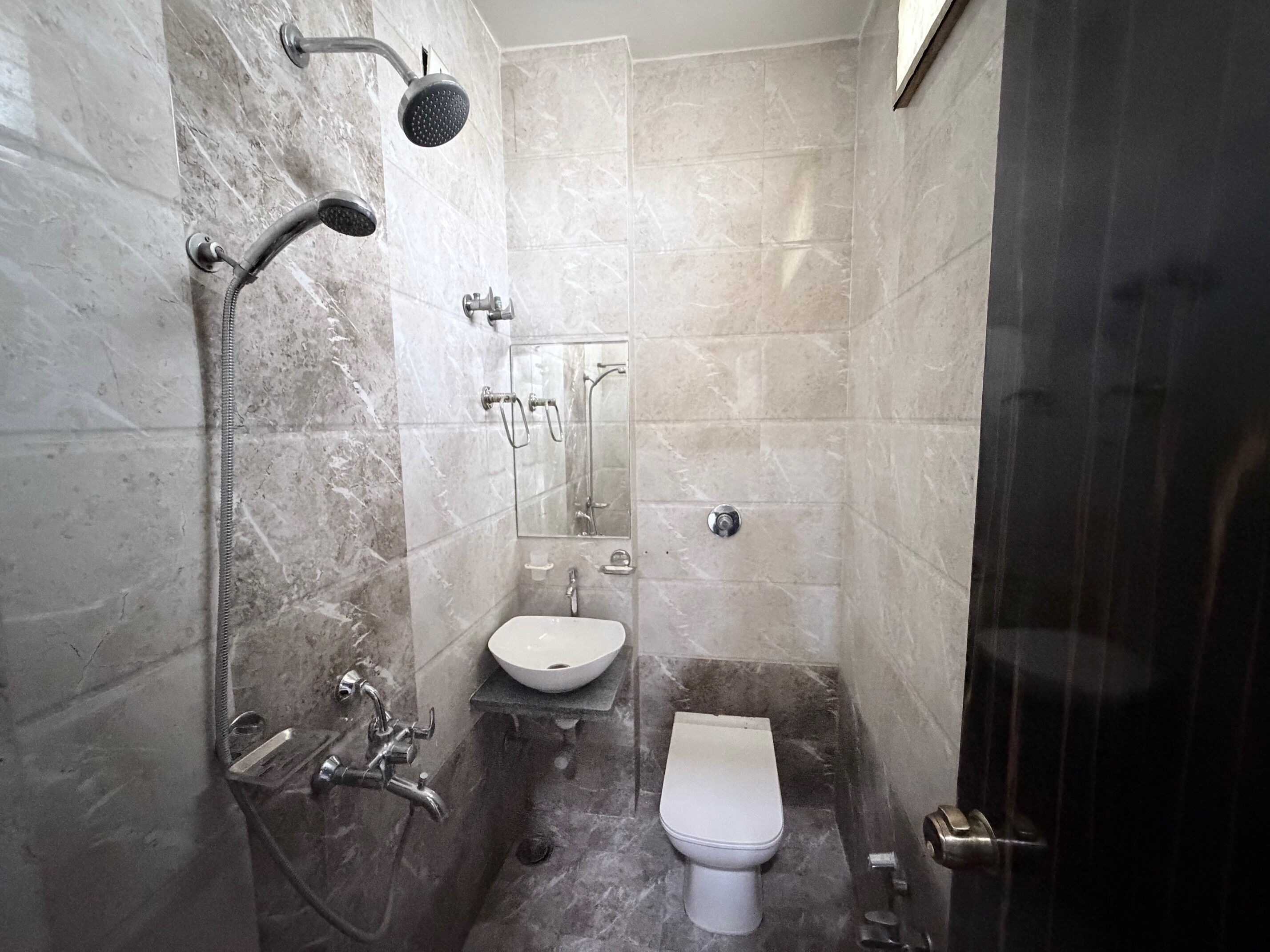 Royal-Zimmer | Badezimmer | Dusche, kostenlose Toilettenartikel, Handtücher, Toilettenpapier