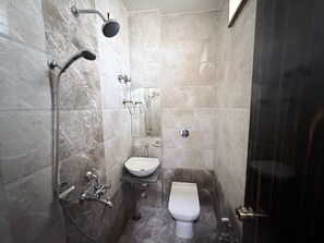 Kamar Royal | Kamar mandi | Shower, perlengkapan mandi gratis, handuk, dan tisu toilet