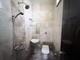 Quarto real | Banheiro | Chuveiro, produtos de toalete grátis, toalhas de banho, papel higiênico