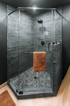 Shower, hair dryer, towels, soap - Placer Pines Escape ~ Hot Tub, Sauna, Ice Bath, Game Room & Gym (Lake Arrowhead)