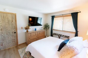 Room - Placer Pines Escape ~ Hot Tub, Sauna, Ice Bath, Game Room & Gym (Lake Arrowhead)