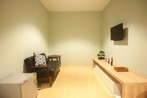 Studio phong cách cổ điển, ban công, quang cảnh thành phố | Nội thất