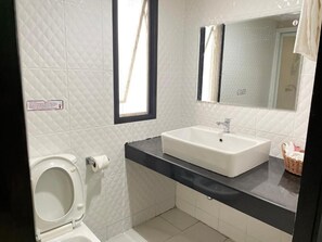 Bathroom - Baan Ploy In (Chang Wat Chiang Mai)