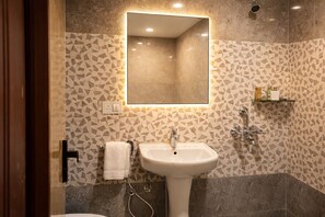 Dobbeltværelse - balkon - byudsigt | Badeværelse