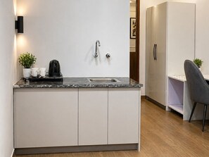 Estudio Deluxe | Escritorio, espacio para trabajar con un portátil, wifi gratis