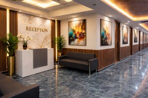 Dobbeltværelse - balkon - byudsigt | Lobby