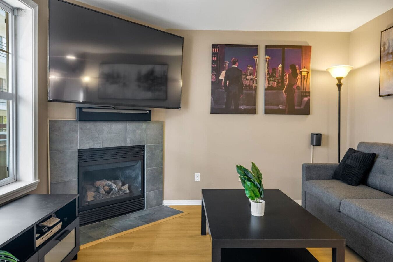 Smart TV, chimenea, reproductor de DVD y estéreo 