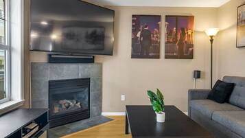 Smart TV, chimenea, reproductor de DVD y estéreo