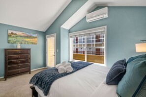 Desk, iron/ironing board, free WiFi, bed sheets - 3 Bed, 2.5 Bath Fremont Escape: Hot Tub, BBQ (Seattle)