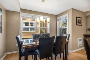 Dining - 3 Bed, 2.5 Bath Fremont Escape: Hot Tub, BBQ (Seattle)