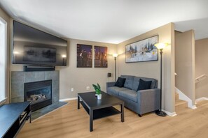 Smart TV, fireplace, DVD player, stereo - 3 Bed, 2.5 Bath Fremont Escape: Hot Tub, BBQ (Seattle)