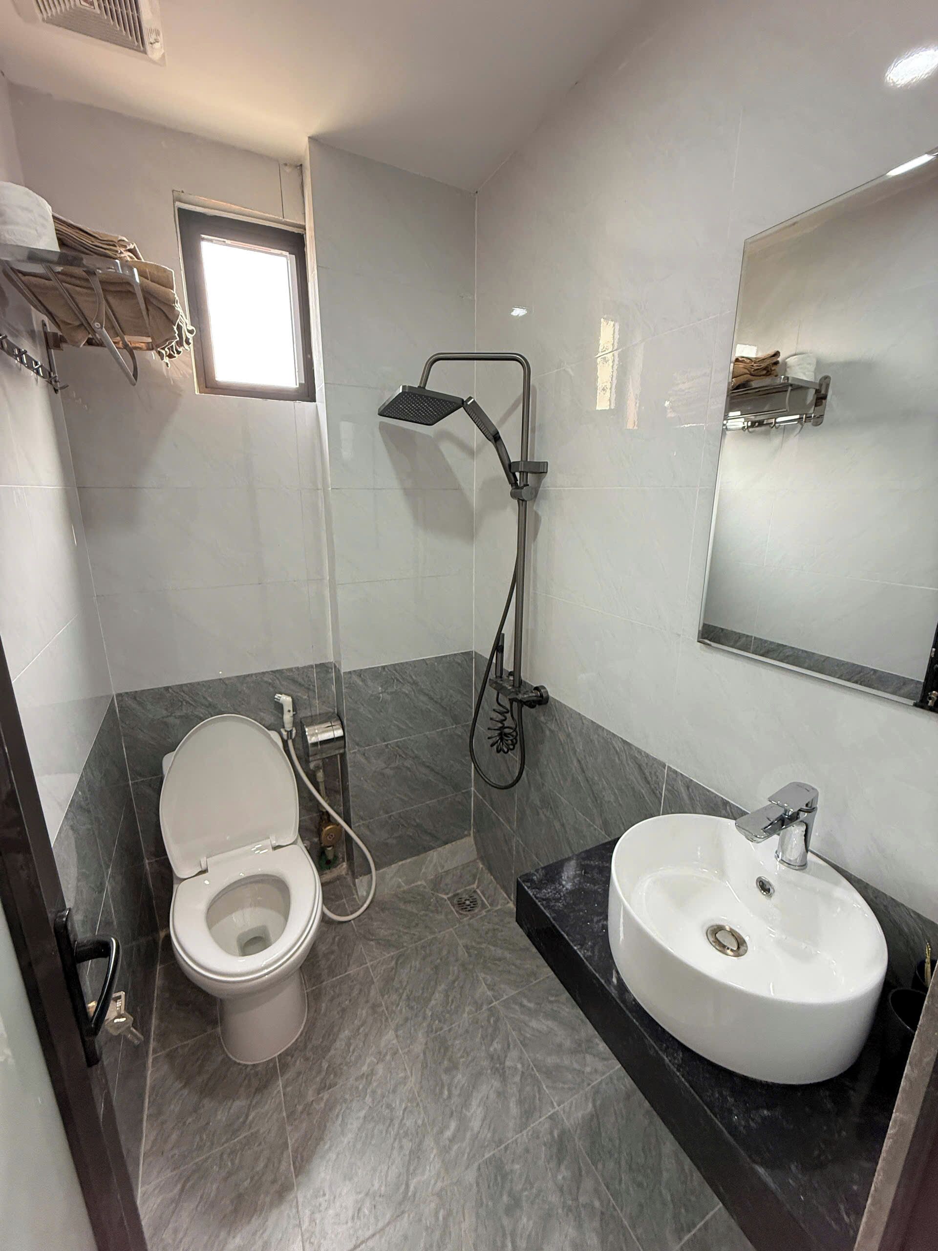 Apartamento, vista para a cidade | Banheiro | Chuveiro, secador de cabelo, toalhas de banho, sabonete