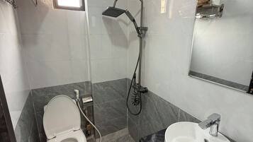 Căn hộ, quang cảnh thành phố | Phòng tắm | Buồng tắm vòi sen, máy sấy tóc, khăn tắm, xà phòng