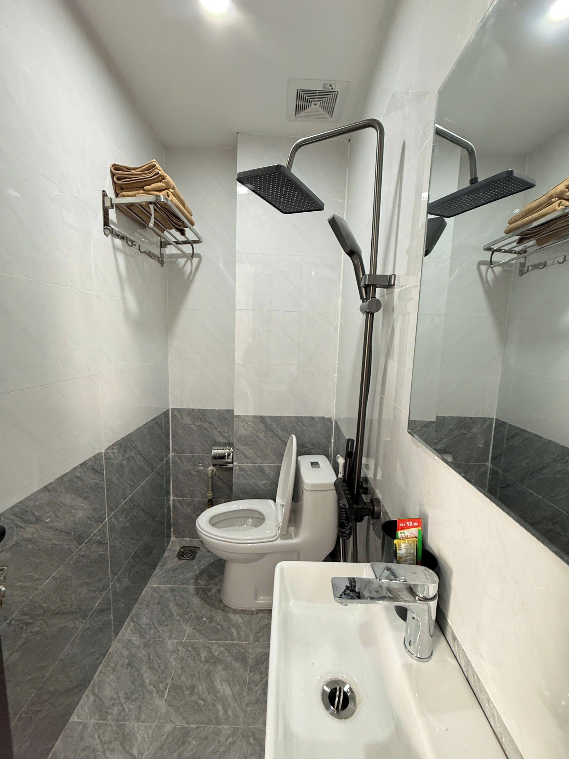 Apartamento, balcón | Baño | Ducha, secador de pelo, toallas y jabón