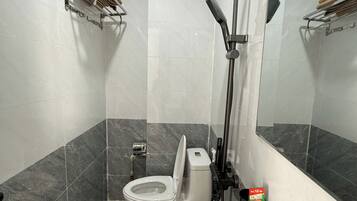 Apartamento, balcón | Baño | Ducha, secador de pelo, toallas y jabón