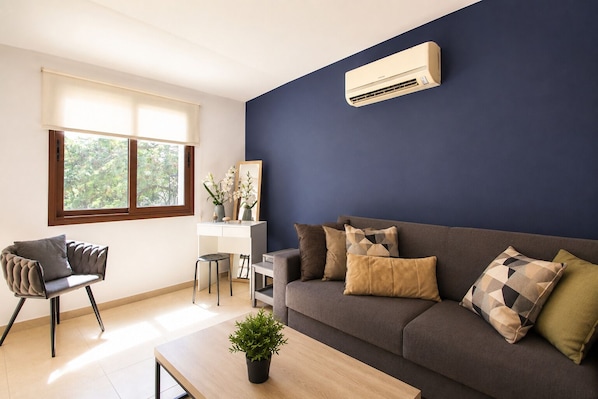 Apartment, 1 Bedroom, Kitchen, City View | Living room | Smart TV, Netflix, streaming services - Mia 1-BR Apartment & Balcony in Larnaca (Larnaca)