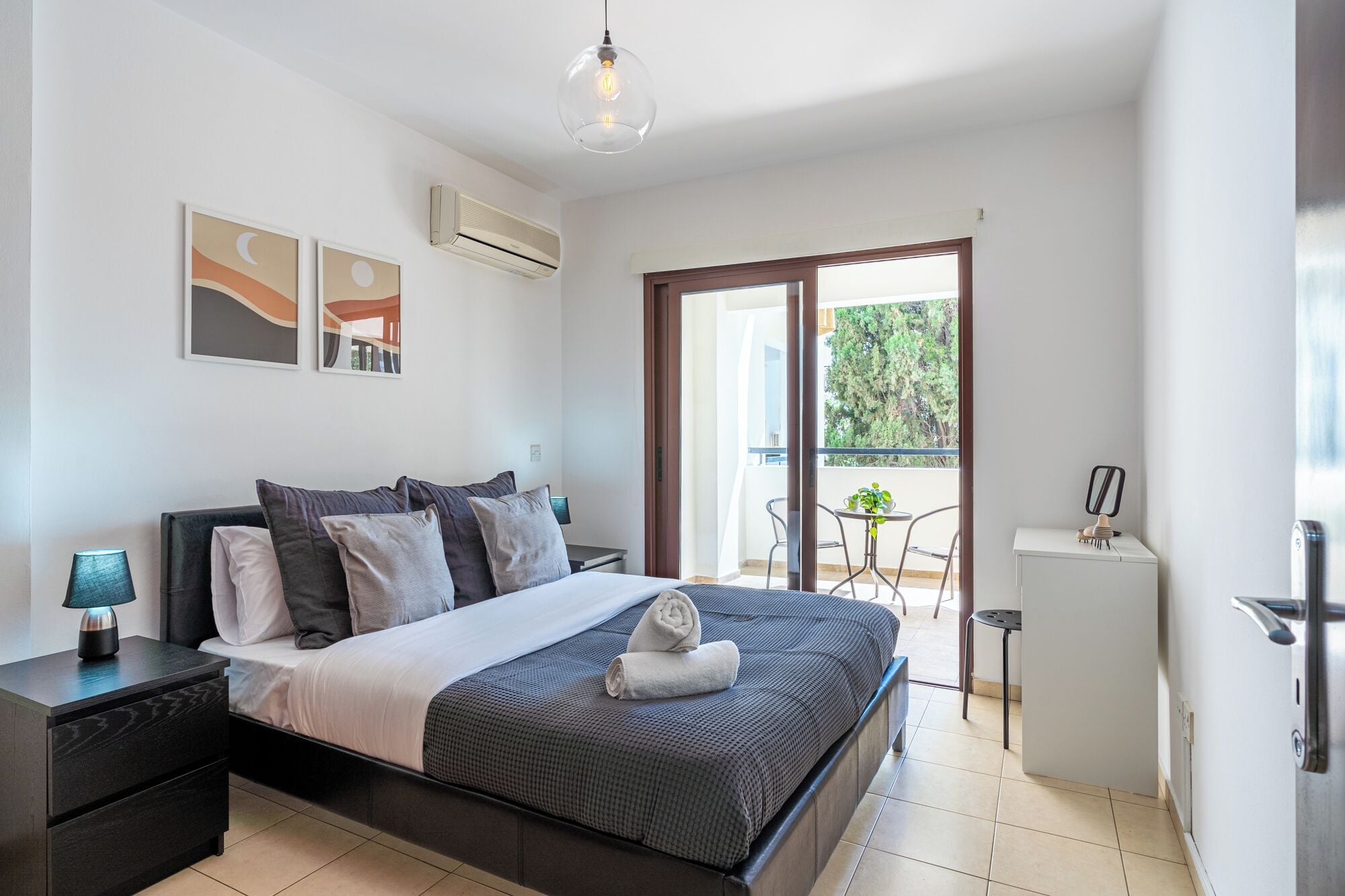 Departamento, 1 habitación, cocina, vista a la ciudad | Sábanas de algodón egipcio y ropa de cama de alta calidad 