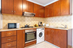 Appartamento, 1 camera da letto, cucina, vista città | Cucina privata | Frigorifero con congelatore, microonde, forno, piano cottura