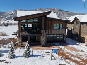 Exterior - Yampa Valley Lodge: Newly Built - Theater and Bar/Game Room. Walk to gondola! (Steamboat Springs)