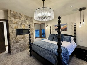 Room - Yampa Valley Lodge: Newly Built - Theater and Bar/Game Room. Walk to gondola! (Steamboat Springs)