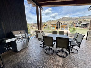 Outdoor dining - Yampa Valley Lodge: Newly built offering theater and game room. Walk to gondola! (Steamboat Springs)